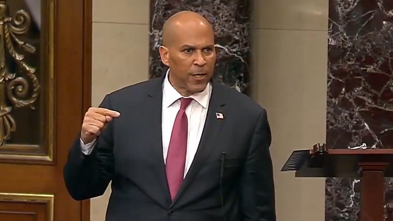 Cory Booker ostro krytykuje kolegów z Partii Demokratycznej za „współudział” w Trumpie w pełnym gniewu przemówieniu, będącym „sygnałem alarmowym”