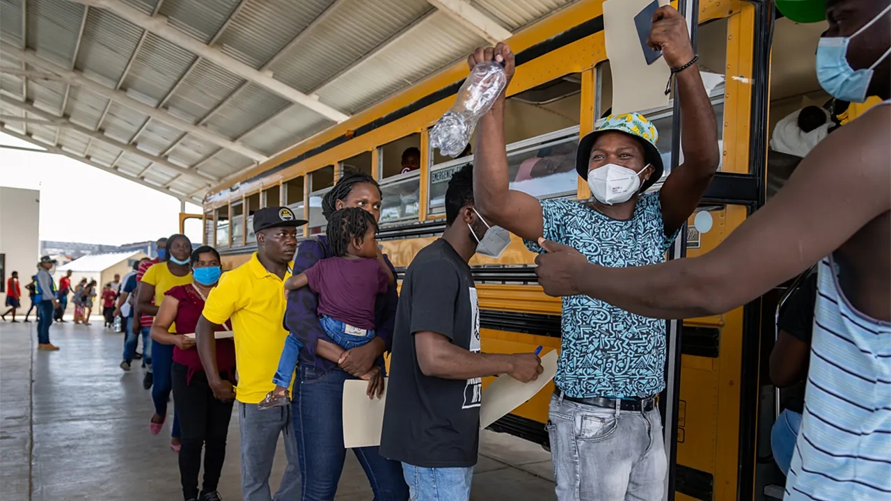 Juez federal bloquea política migratoria de Trump en impactante decisión sobre protecciones para haitianos