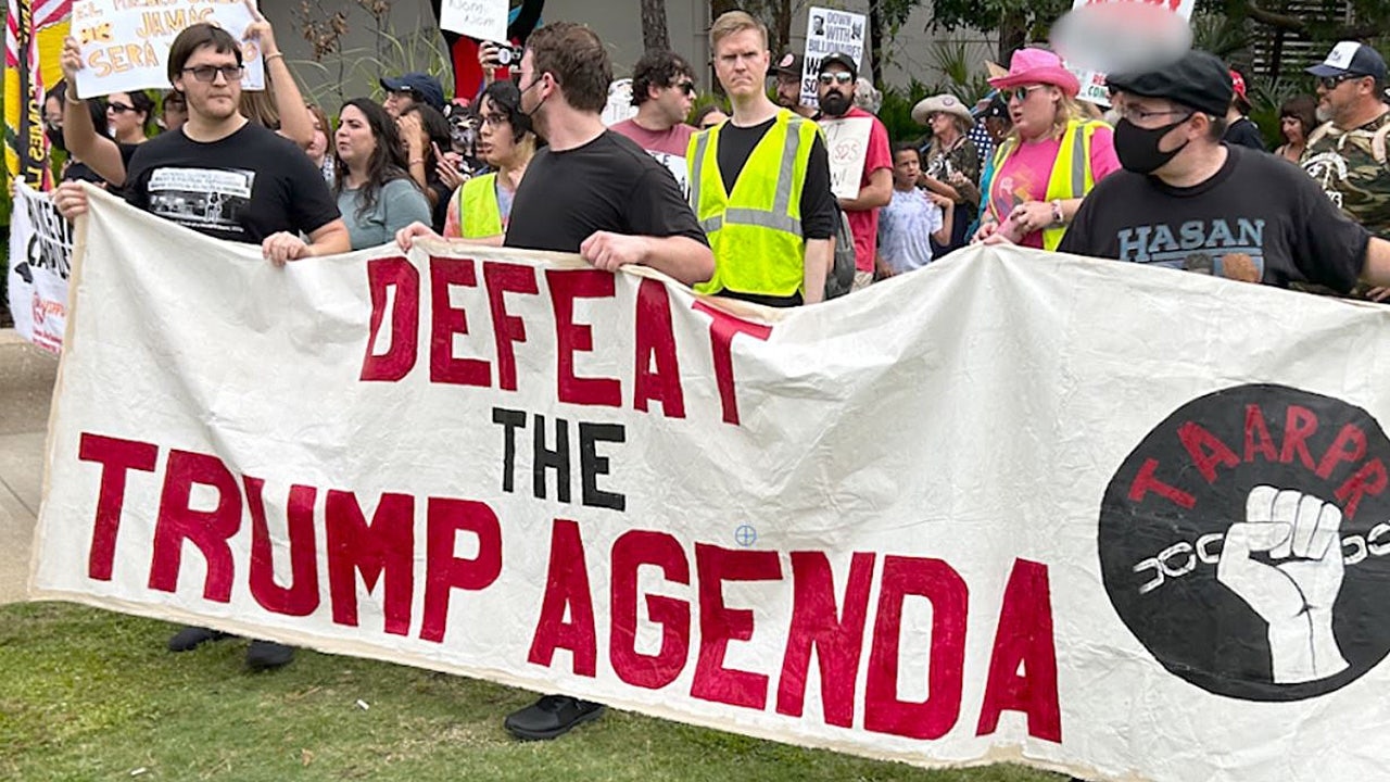 Scontri tra manifestanti e conservatori allo Student Action Summit di Turning Point a Tampa Bay