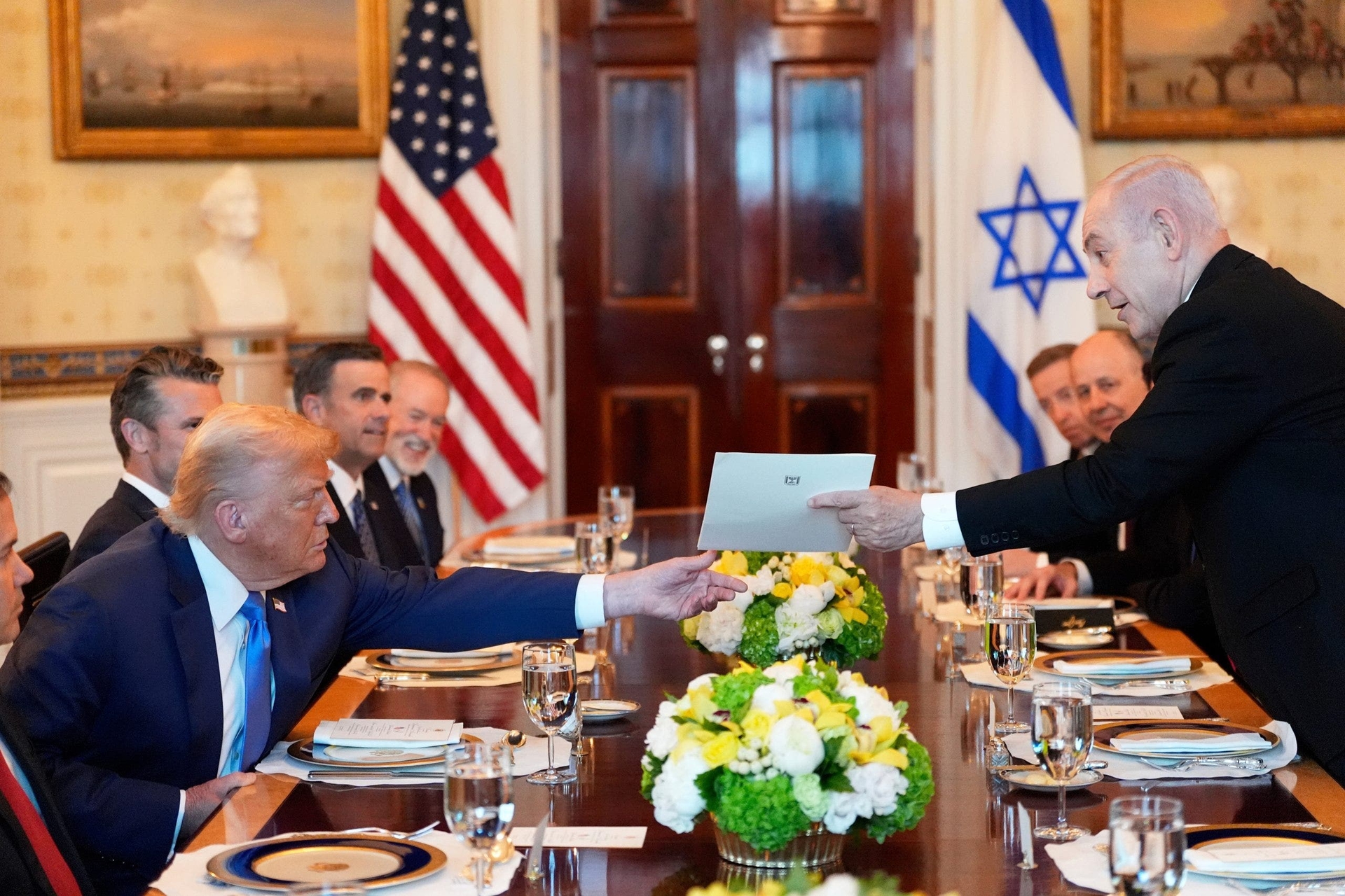 Нетаньяху удивил Трампа официальным выдвижением на Нобелевскую премию мира во время исторической встречи в Белом доме