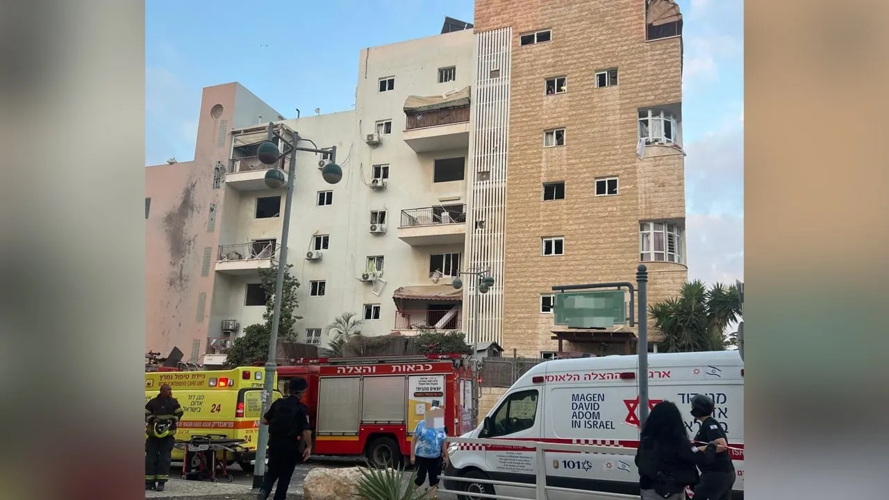 Une roquette frappe un immeuble résidentiel à Beer Sheva, faisant neuf blessés