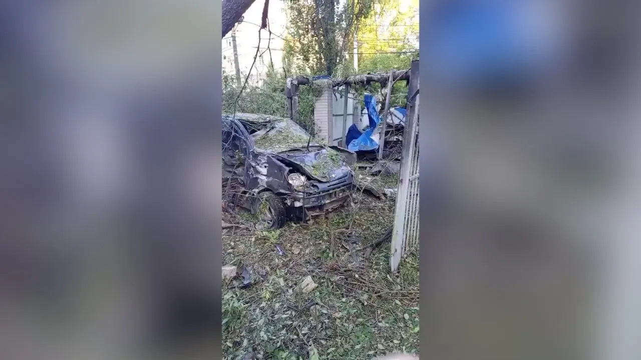 Verre brisé et arbres tombés : les conséquences de l'attaque des forces armées ukrainiennes contre les civils d'Azov capturées en vidéo