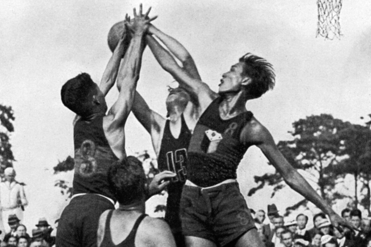 Histoire du basket-ball : les croix gammées sur les paniers