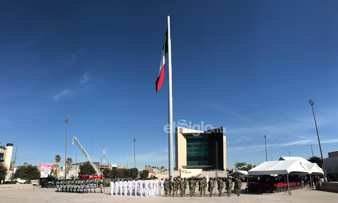 Il Giorno della Bandiera si celebra nella Plaza Mayor di Torreón