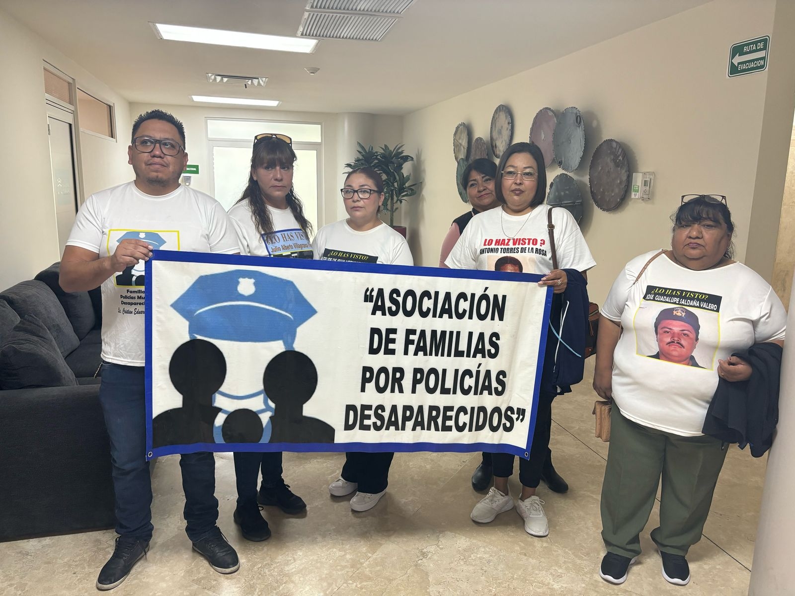 Familiares de policiais desaparecidos exigem reunião com autoridades em Torreón