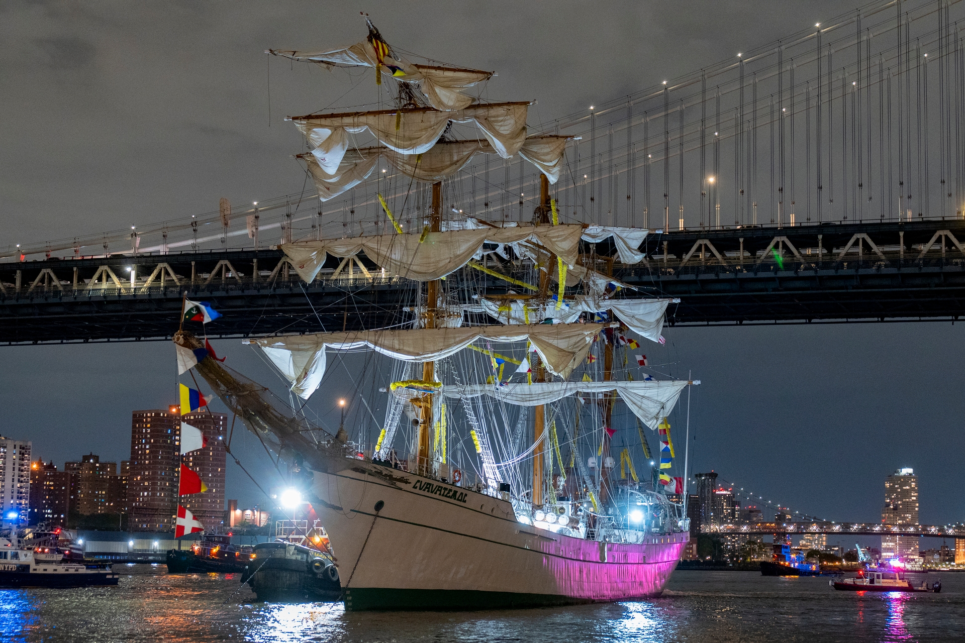 Cuauhtémoc gemisinden yaklaşık 180 öğrenci Brooklyn Köprüsü'ne çarptıktan sonra geri döndü