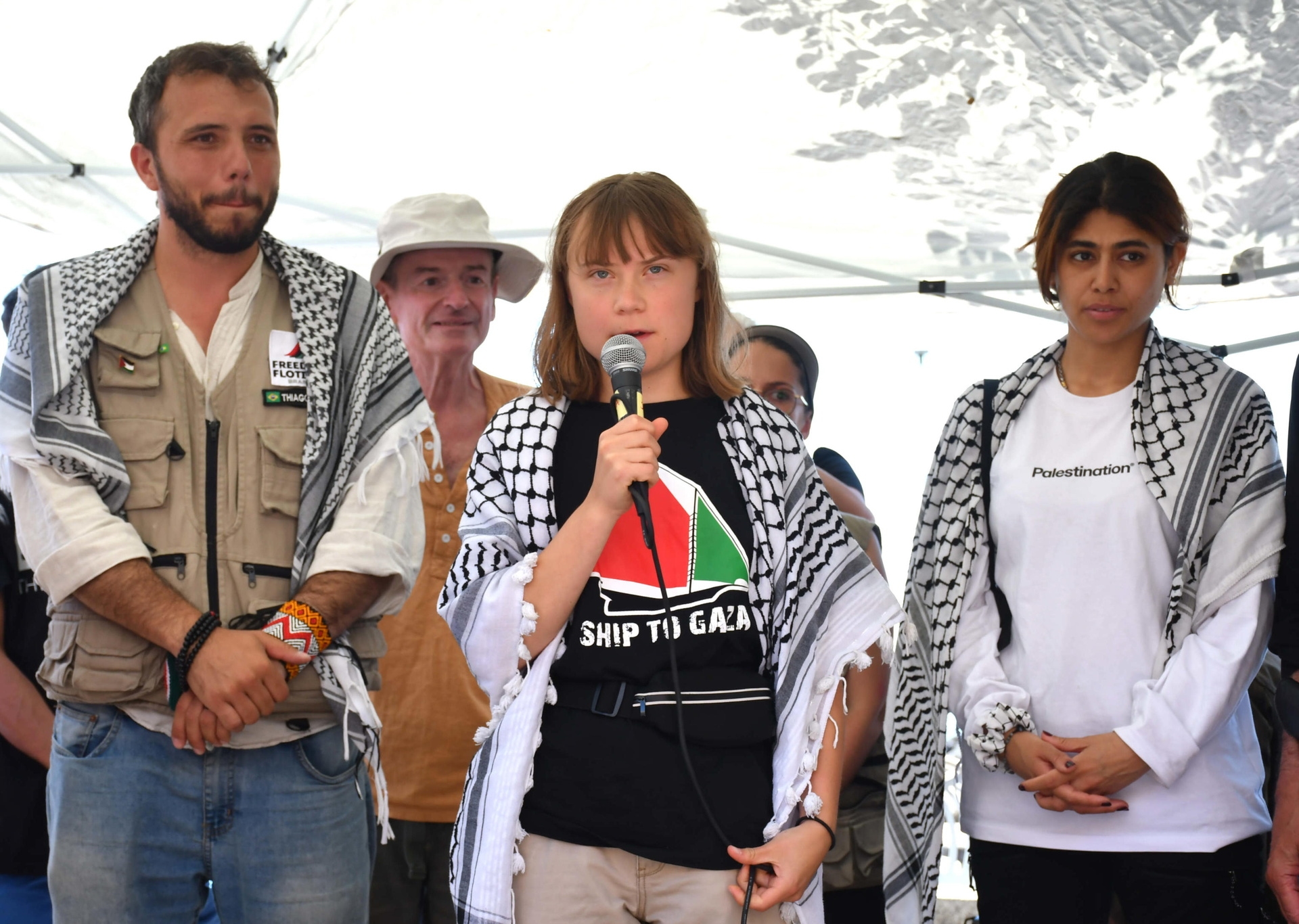 Le ministre israélien de la Défense menace la militante Greta Thunberg et les membres de l'équipage du Madleen, un navire à destination de Gaza.
