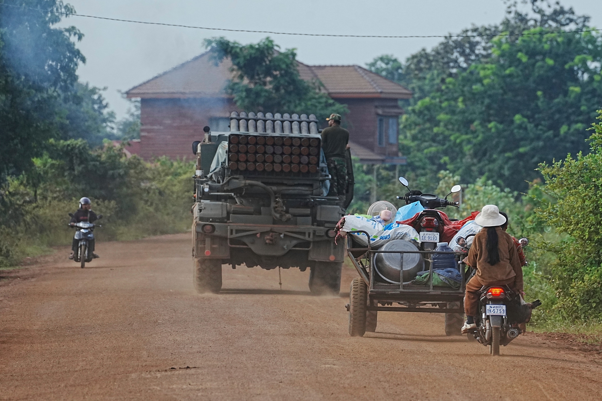 Tailandia y Camboya, al borde de la guerra; enfrentamientos han dejado 15 muertos y 140 mil desplazados