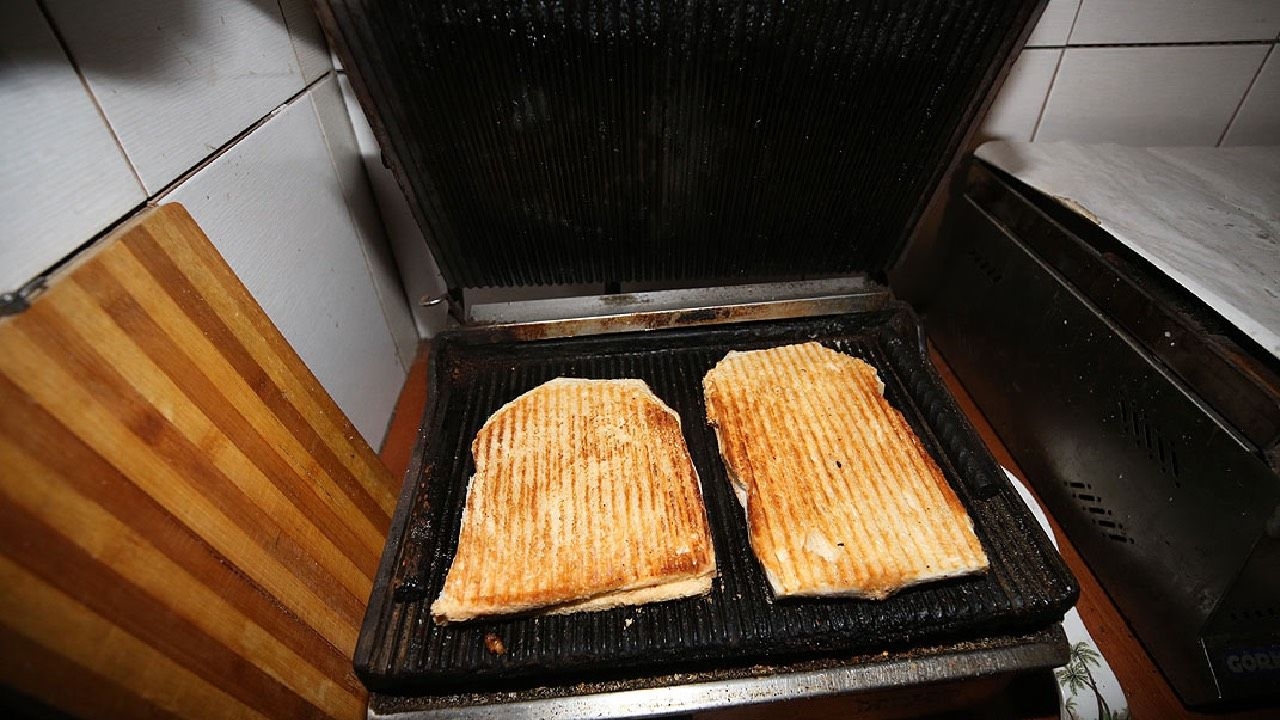 Tost ma dziwny smak! Trzymaj się z daleka od tych serów cheddar.
