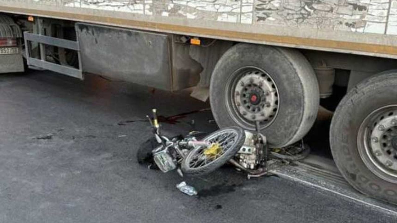 Een motorrijder die onder de oplegger van een vrachtwagen terechtkwam, kwam op tragische wijze om het leven.