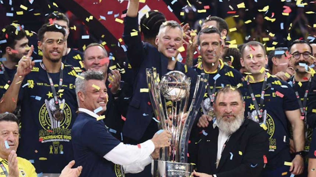 Stare i nowe zarządy Fenerbahçe wspólnie wzniosły puchar