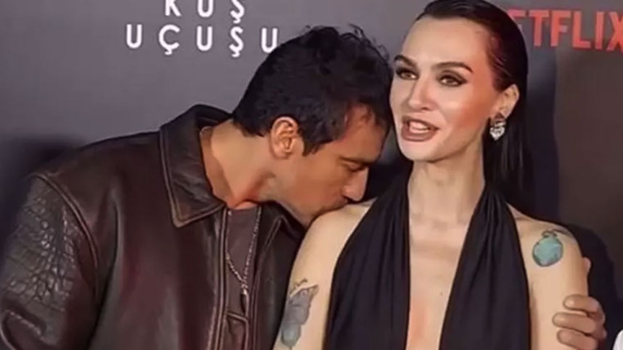 Een op liedjes gebaseerde referentie van Birce Akalay, die haar vrienden met één enkele streek uitwiste
