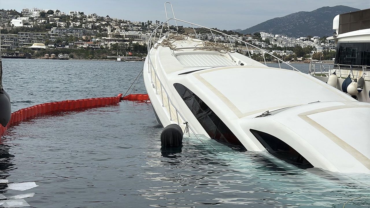 Luxejacht gezonken aan de pier in Bodrum