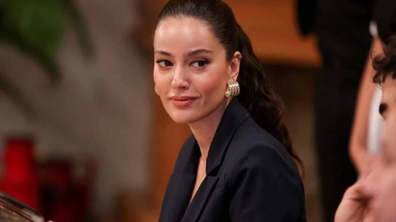 Actrice Pelin Akil opgenomen in ziekenhuis nadat teek aan haar arm bleef plakken