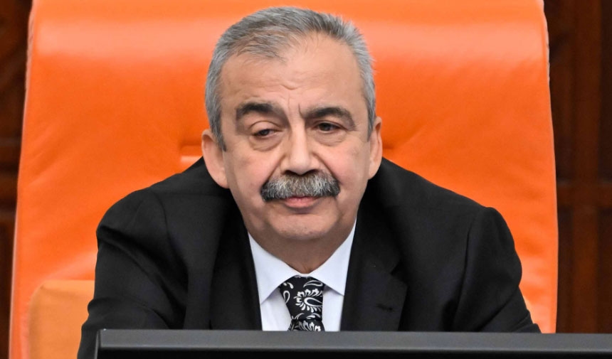 Le parti DEM met en garde contre "Sırrı Süreyya Önder"