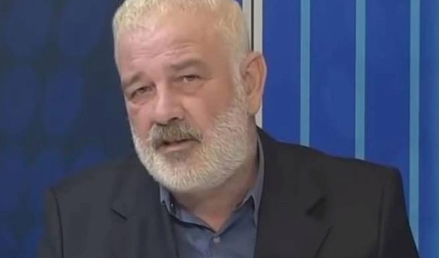 Ali Tezel tegen het lachende AKP-lid: "Natuurlijk is het grappig voor iemand die 190.000 pensioenen en 250.000 parlementssalarissen ontvangt."