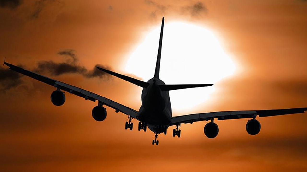 Der Kapitän ging auf die Toilette und der Assistent wurde ohnmächtig! Das Flugzeug flog von alleine