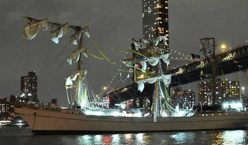 Schrecklicher Unfall in den USA! Marineschiff stürzt in historische Brücke