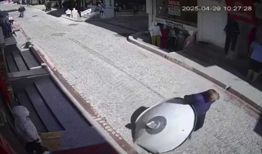 Als er auf der Straße ging, fiel eine Satellitenschüssel auf ihn