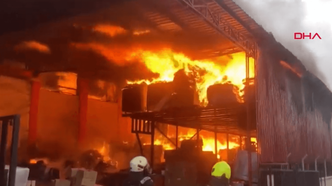 In einer Möbelfabrik in Mersin bricht Feuer aus!