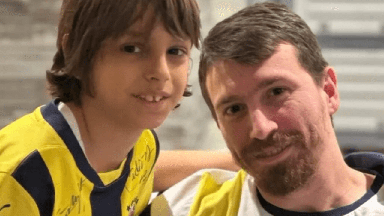 Foto von Mert Hakan Yandaş im Rollstuhl während der Behandlung einer Infektion!