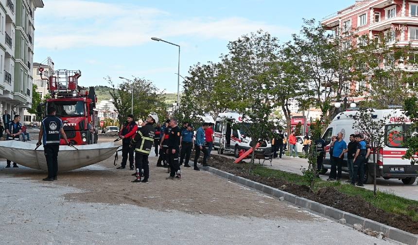 Les ouvriers du bâtiment de TOKİ qui ne pouvaient pas recevoir leur salaire sont allés sur le toit