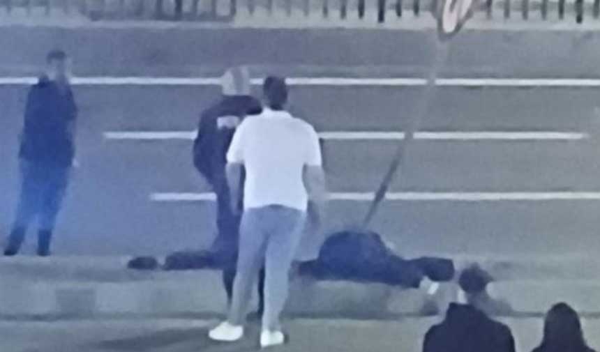 Sie prallten gegen ein Verkehrsschild und starben auf tragische Weise