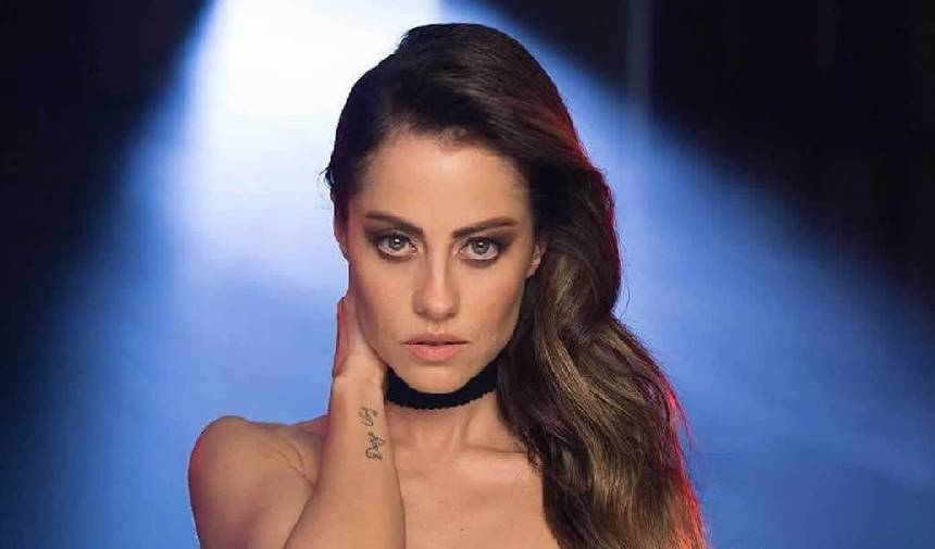 De angstige momenten van Derya Uluğ! Geobsedeerde fan bekeek het concert vanaf de voorkant