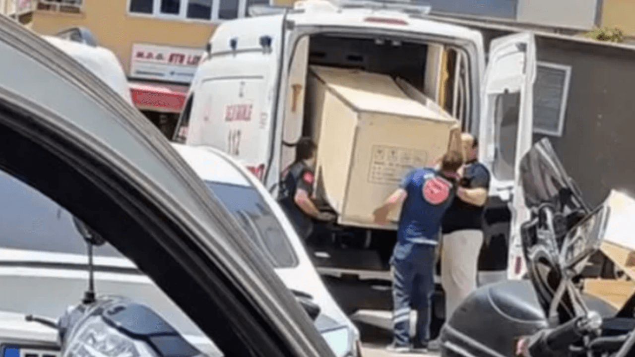 Das Bild, das eine Reaktion auslöste! Sie transportierten einen Schrank mit dem Krankenwagen