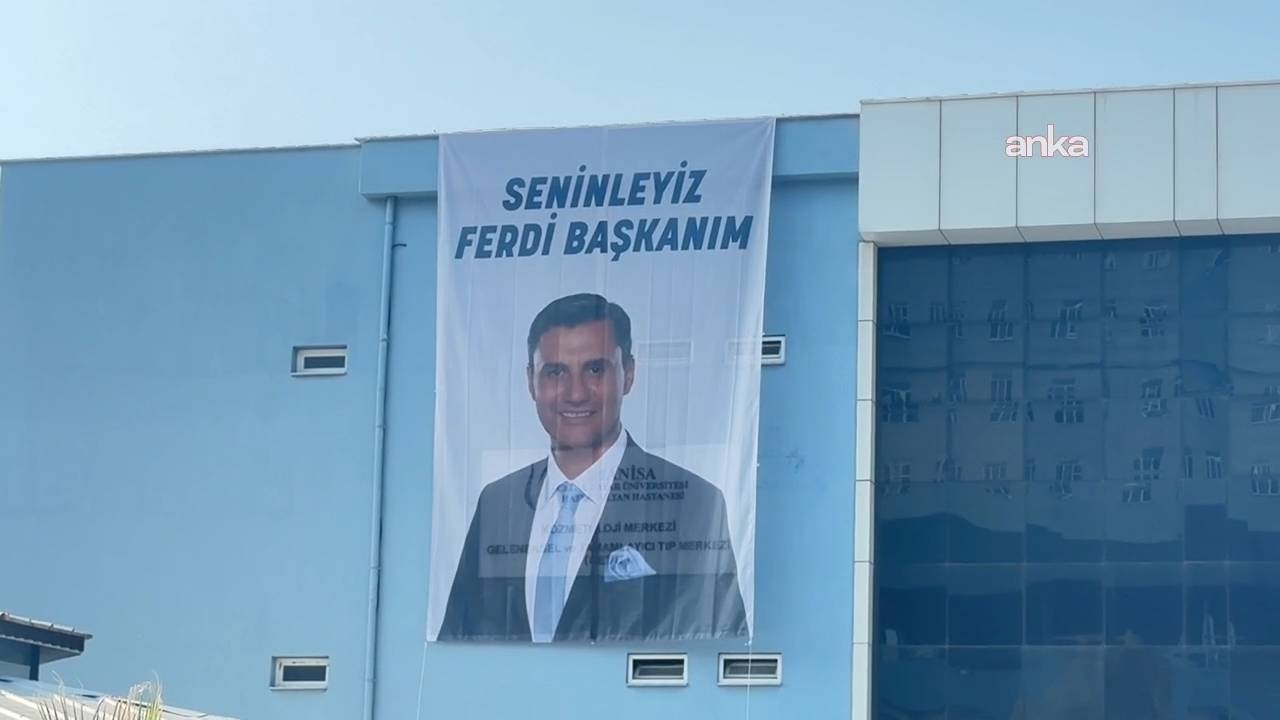 Na ścianie szpitala, w którym przebywał Ferdi Zeyrek, zawisł baner