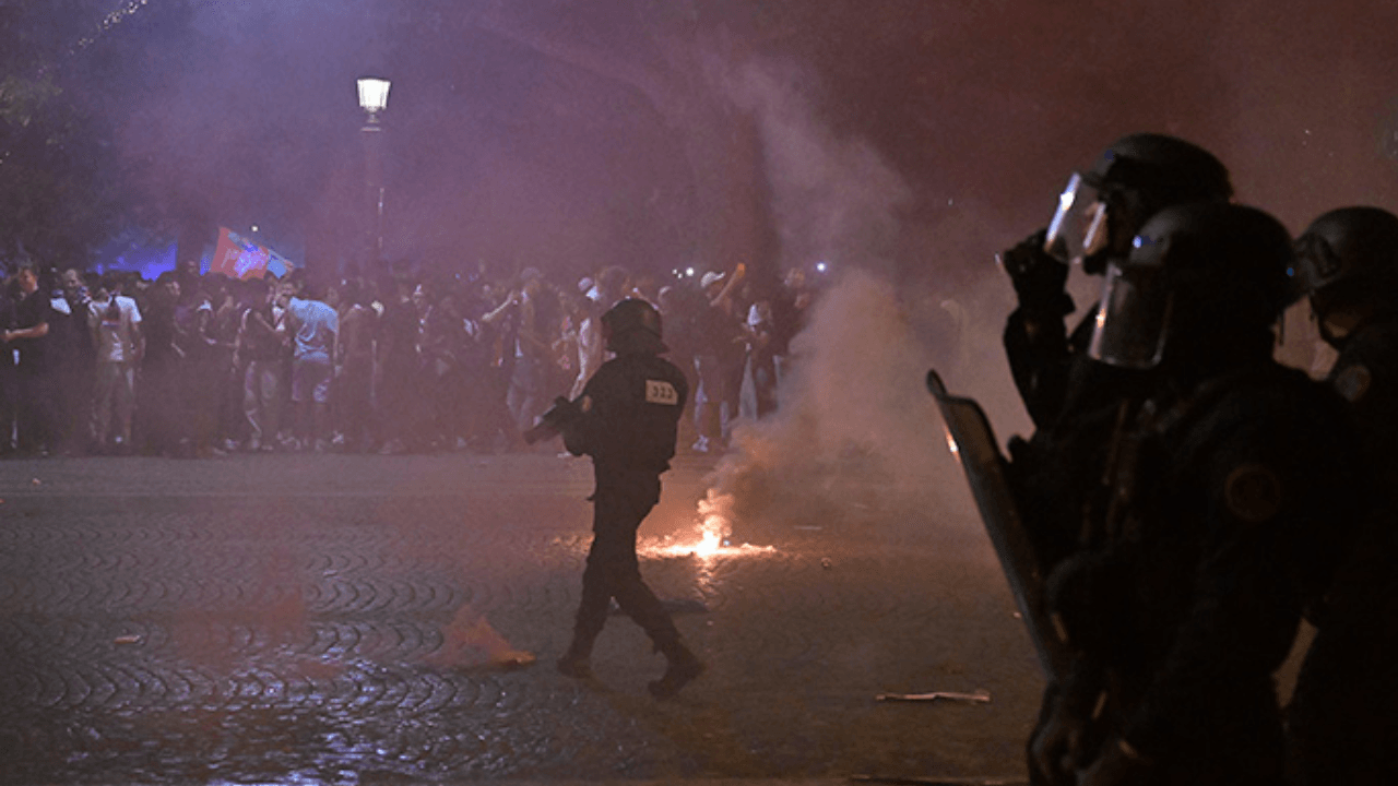 Le PSG est devenu champion, les rues de France étaient en chaos ! Deux morts, 559 détenus