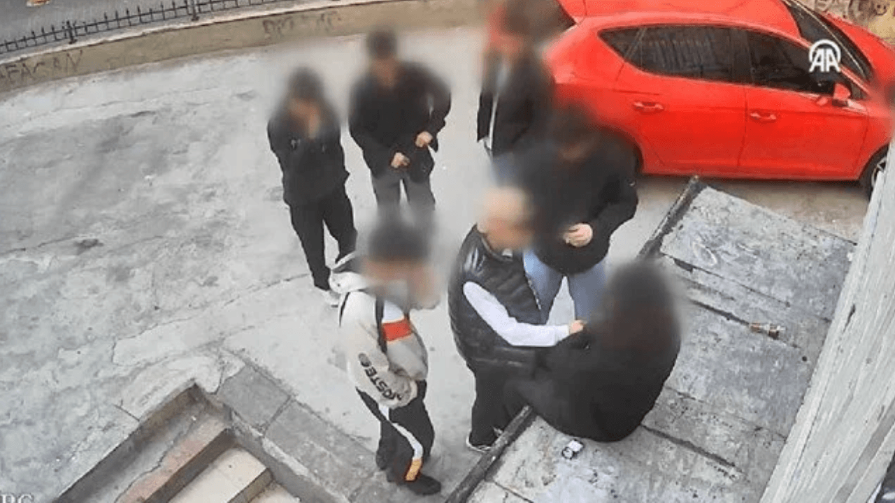 Kinderen eisen afpersing met messen in hun handen in Kadıköy