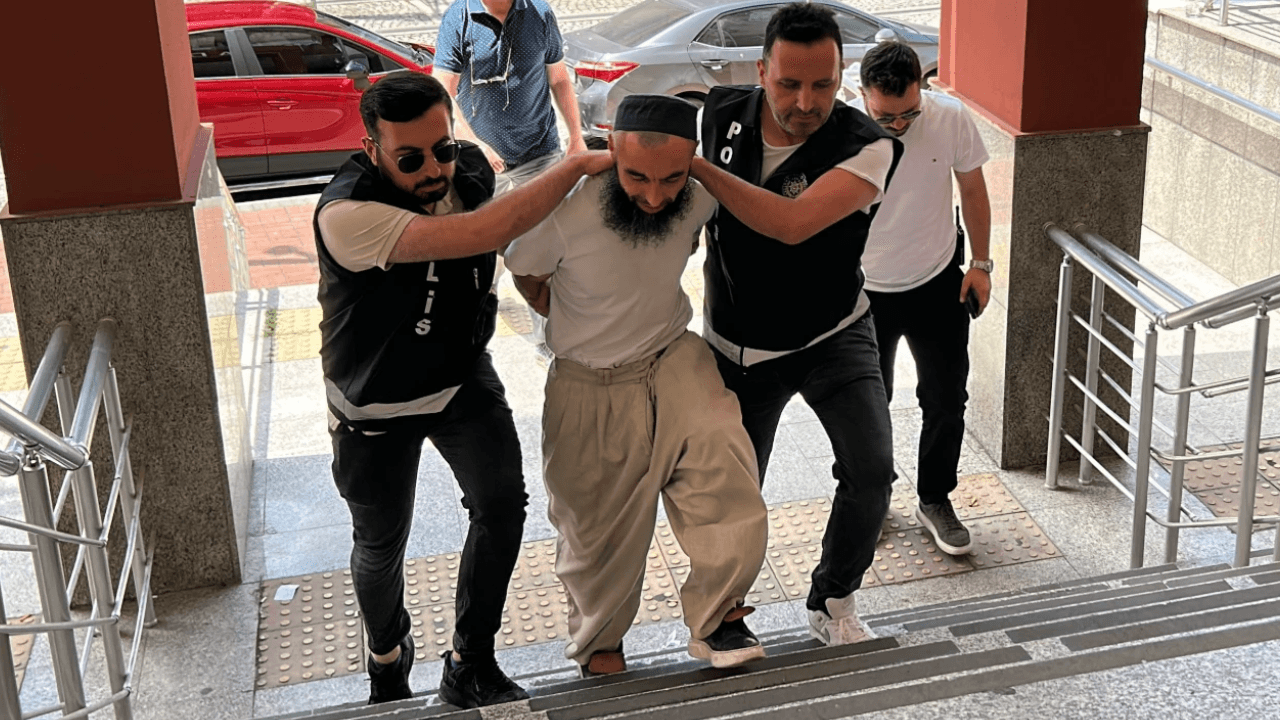 L'homme qui a insulté Atatürk dans la cour de l'école avec une épée à la main a été arrêté !