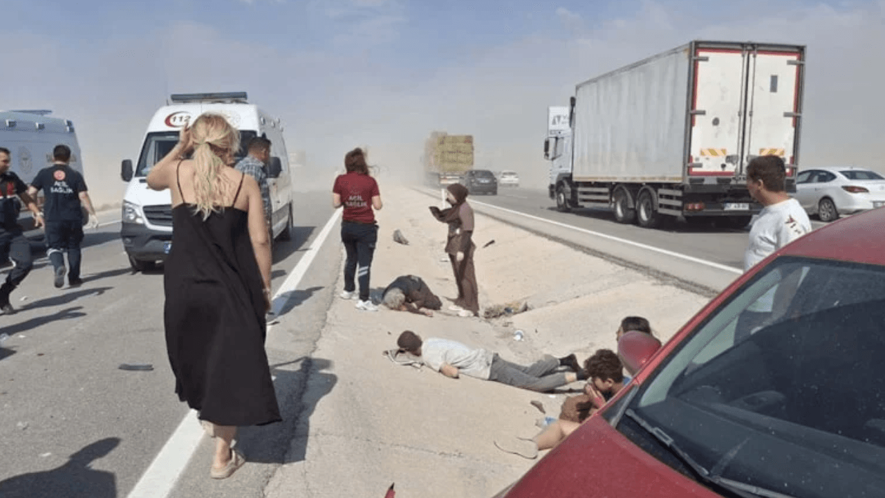 Sandsturm-Katastrophe! 8 Fahrzeuge prallten gegeneinander