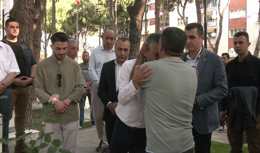 Er was protest op zijn begrafenis! De vader van de martelaar kuste Özel op zijn voorhoofd.