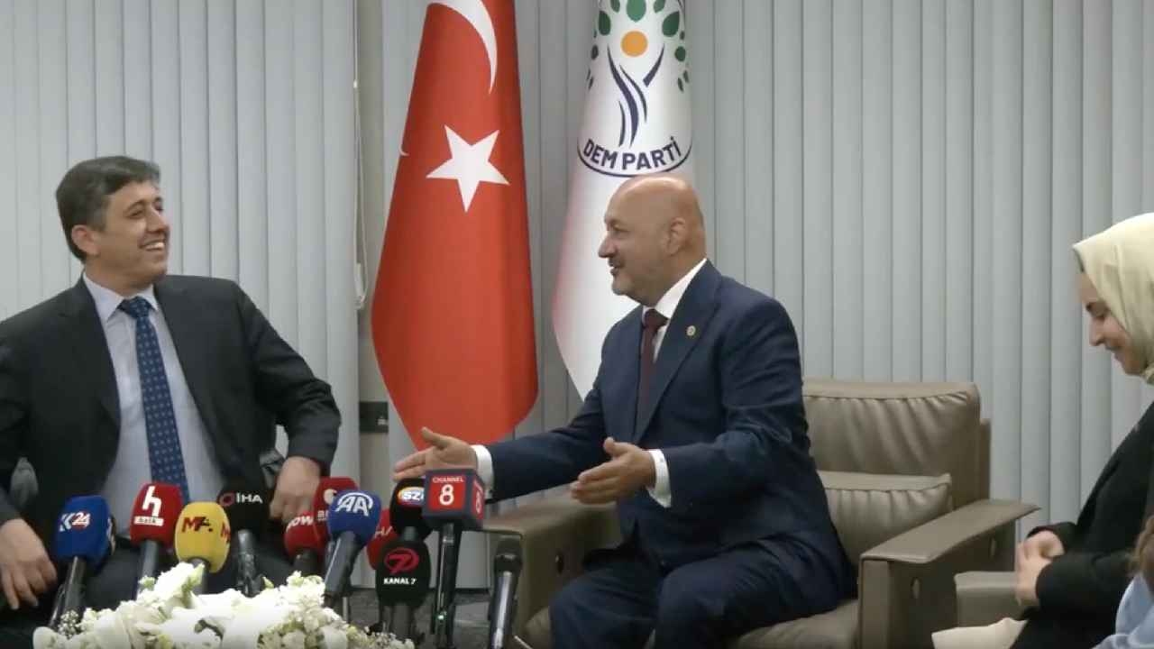 Schwerpunkt der Feiertagsfeierlichkeiten der AKP-DEM-Partei auf der „Niederlegung der Waffen“