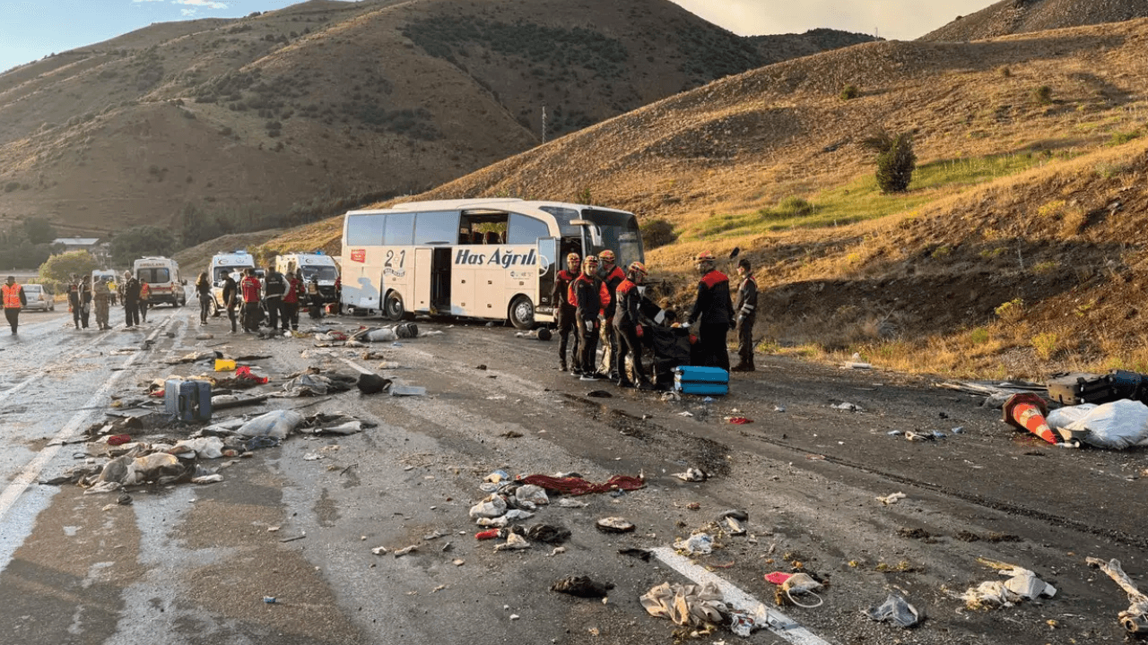 Passagierbus stürzt in Sivas in Berghang! 4 Tote