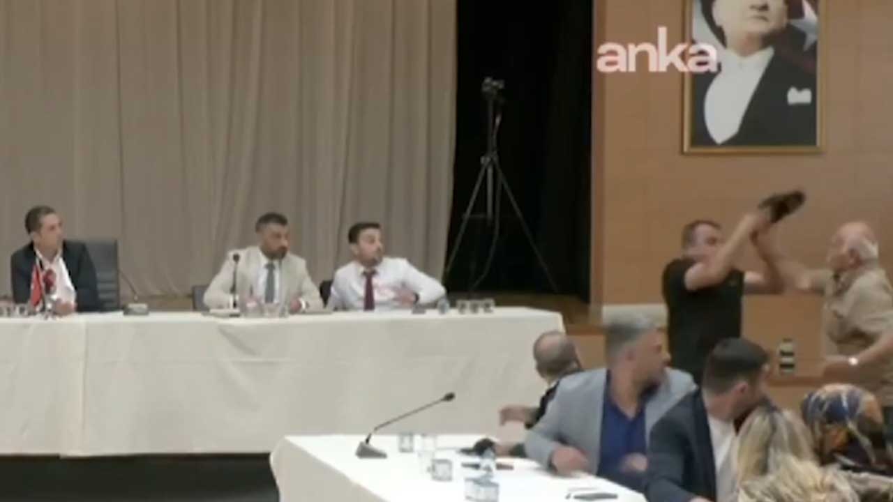 Rada Miejska Şile w chaosie! Próbował rzucić butem podczas wyborów na wiceburmistrza.