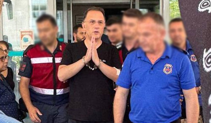 Handboeien om handen, verband om armen! Murat Çalık wordt naar de gevangenis gebracht.