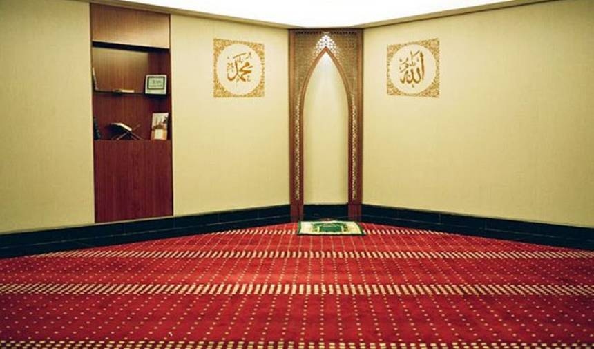 Studenten festgenommen, weil sie in der Moschee ihres Wohnheims sexuell explizite Filme angesehen hatten