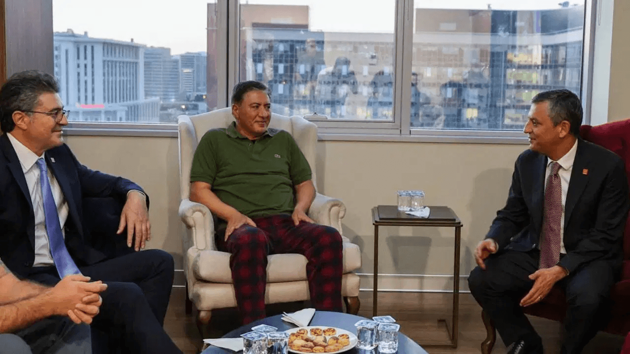 Özgür Özel besucht Murat Emir im Krankenhaus!