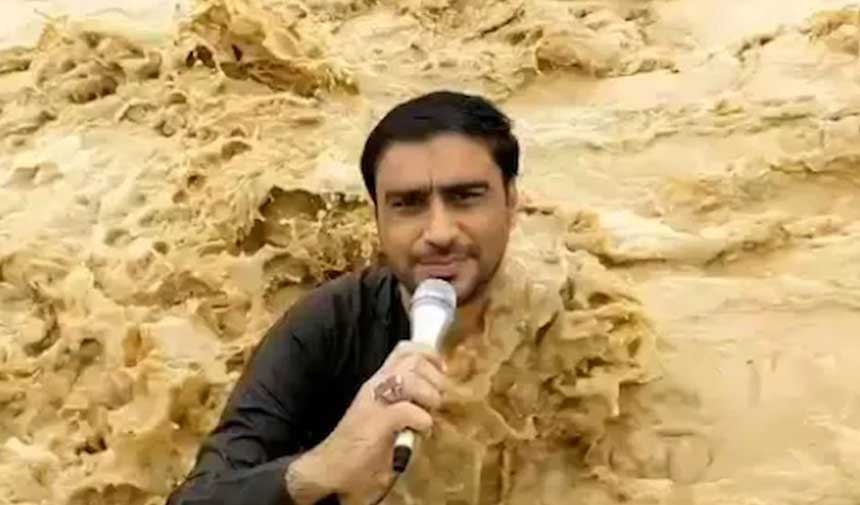 A news reporter who entered the flood and broadcast was swept away by the current.