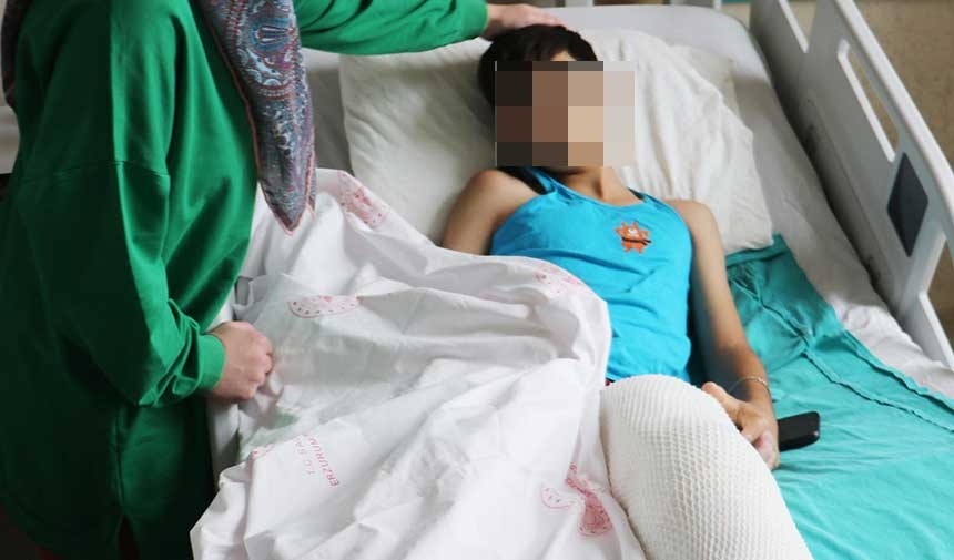 Sie verbrannten aus Spaß den Fuß eines 11-jährigen Jungen