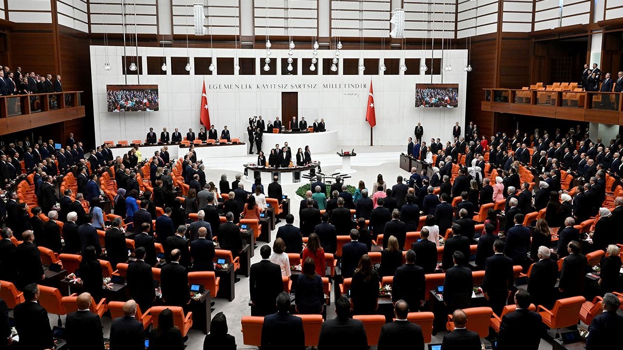 Parlament genehmigt „Supergenehmigung“ für Olivenhainplünderung