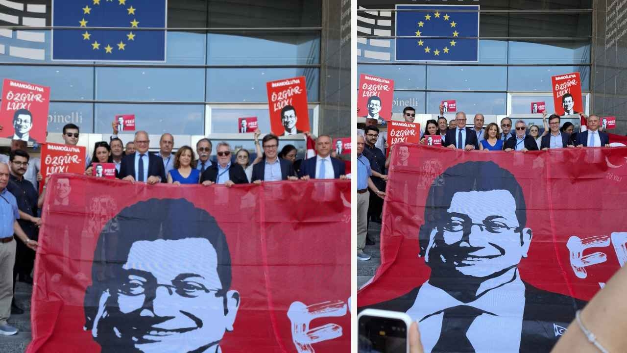 Transparent „Wolność dla İmamoğlu” przed Parlamentem Europejskim