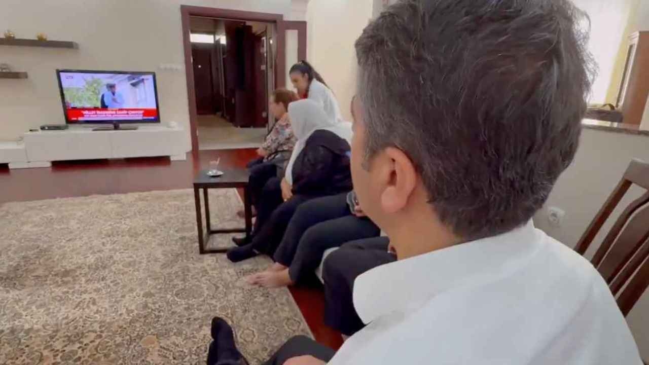 Tutdere, die onder huisarrest staat, keek naar de demonstratie op zijn vertrouwde televisietoestel.