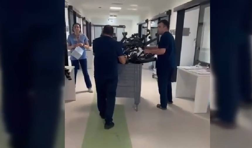 De stoelen van verpleegkundigen op de intensive care van het stadsziekenhuis van Izmir zijn verzameld.
