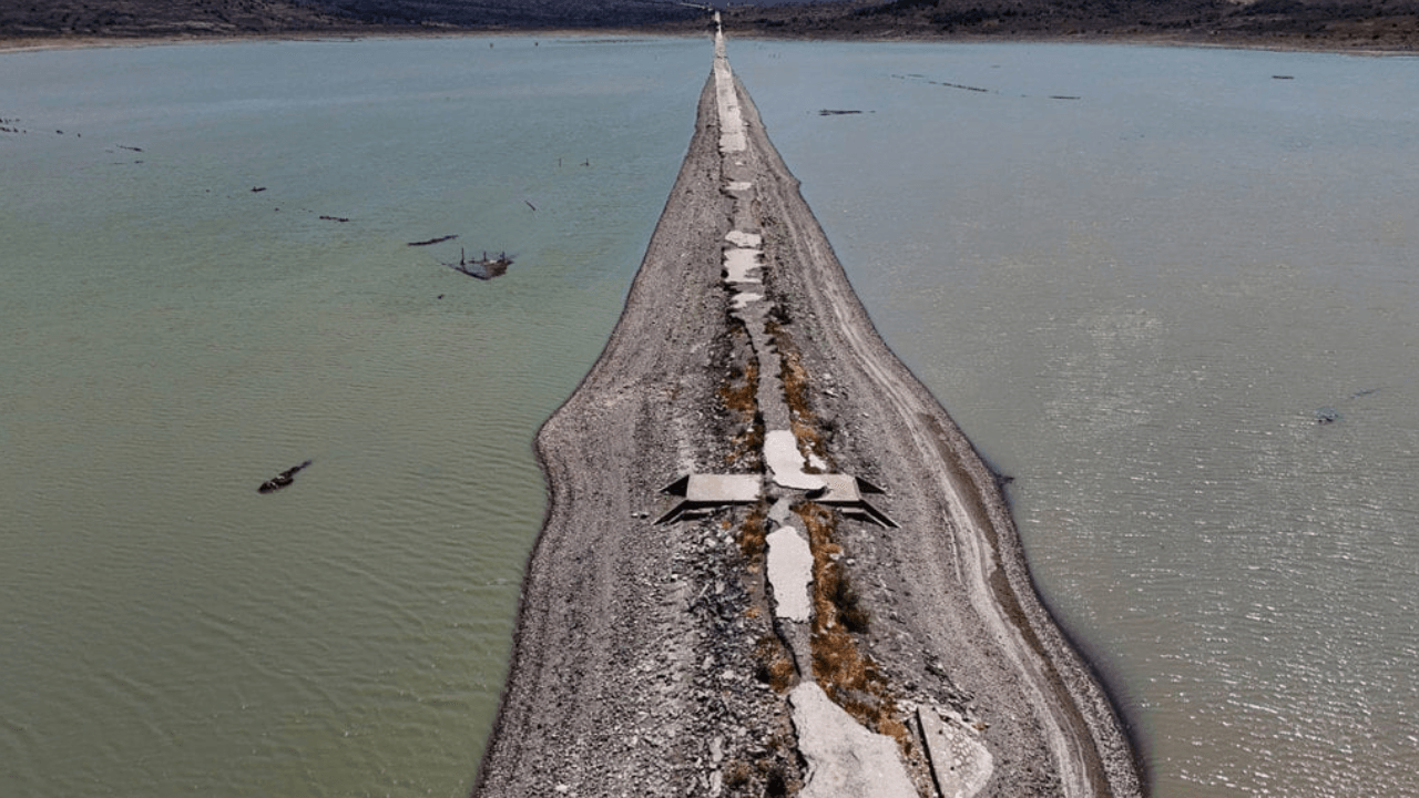 ¡El nivel de la presa bajó en Izmir y quedó al descubierto una antigua autopista!