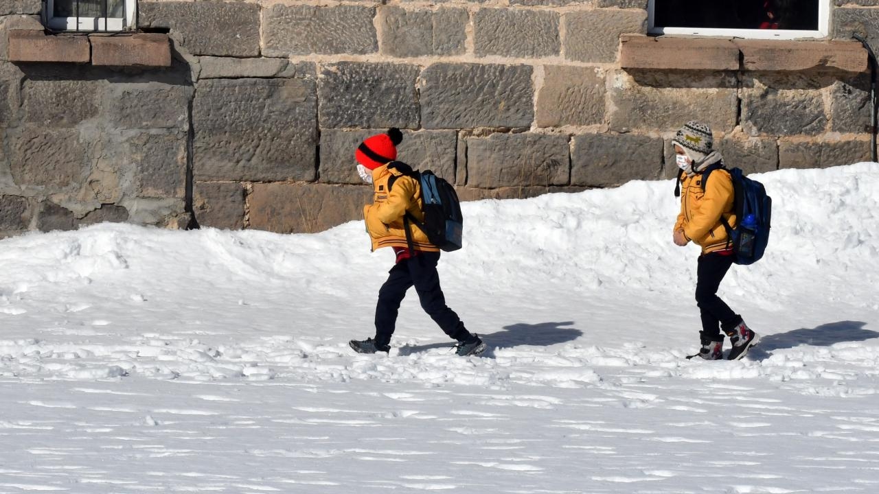 Neve atrapalha educação em Ardahan