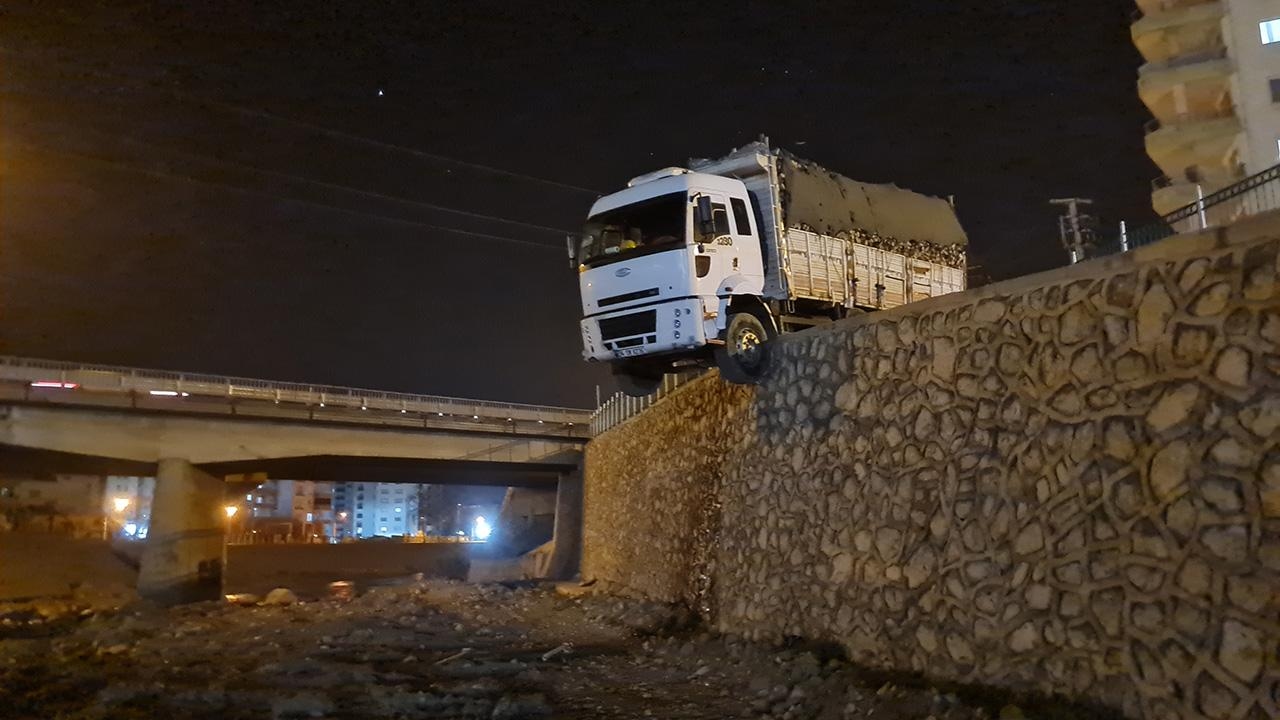 Camión cargado de madera atascado en muro de contención, no se encuentra conductor